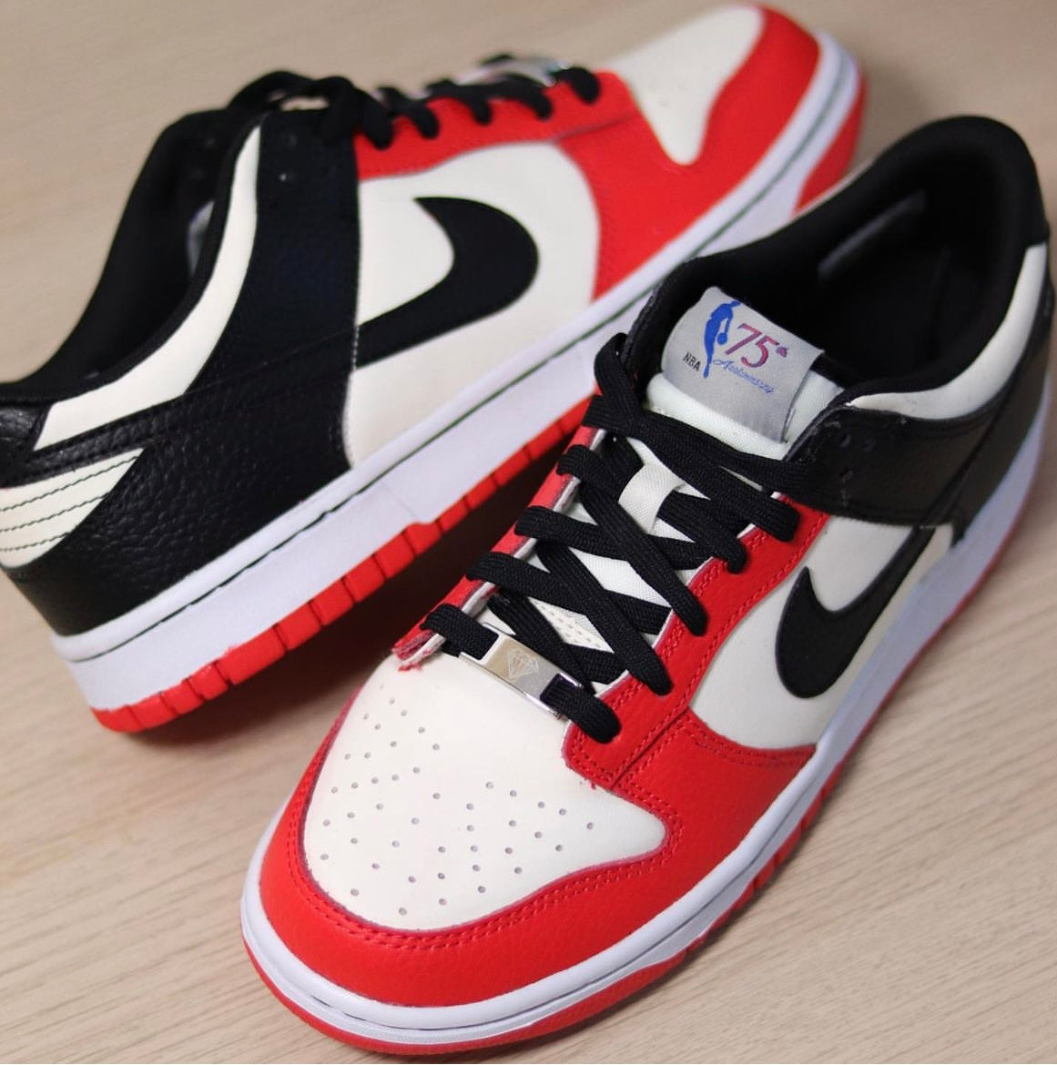 Dunk low Chicago NBA